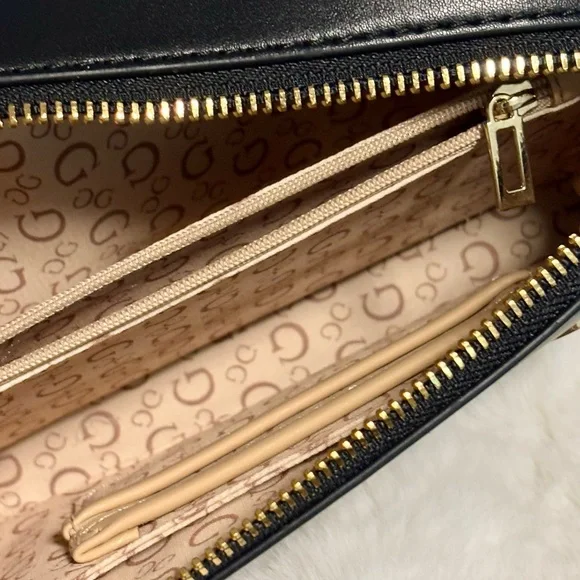 Guess - Picture 7 of 7